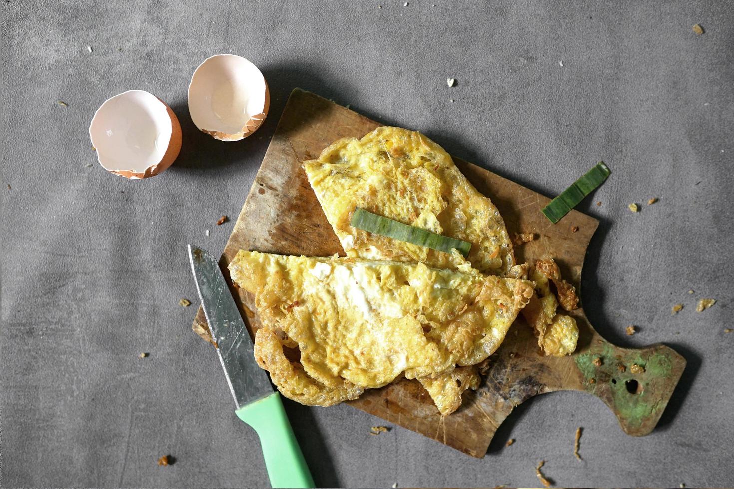 affettato frittata su un' taglio tavola con un' calcestruzzo sfondo foto