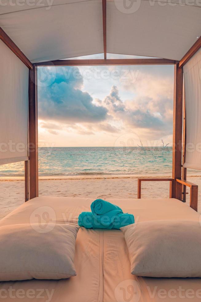 sorprendente spiaggia baldacchino con estate vacanza umore. tramonto colori, mare sabbia cielo spiaggia concetto con infinito mare Visualizza. bellissimo tropicale paesaggio, lusso ricorrere o Hotel sfondo come viaggio destinazione foto