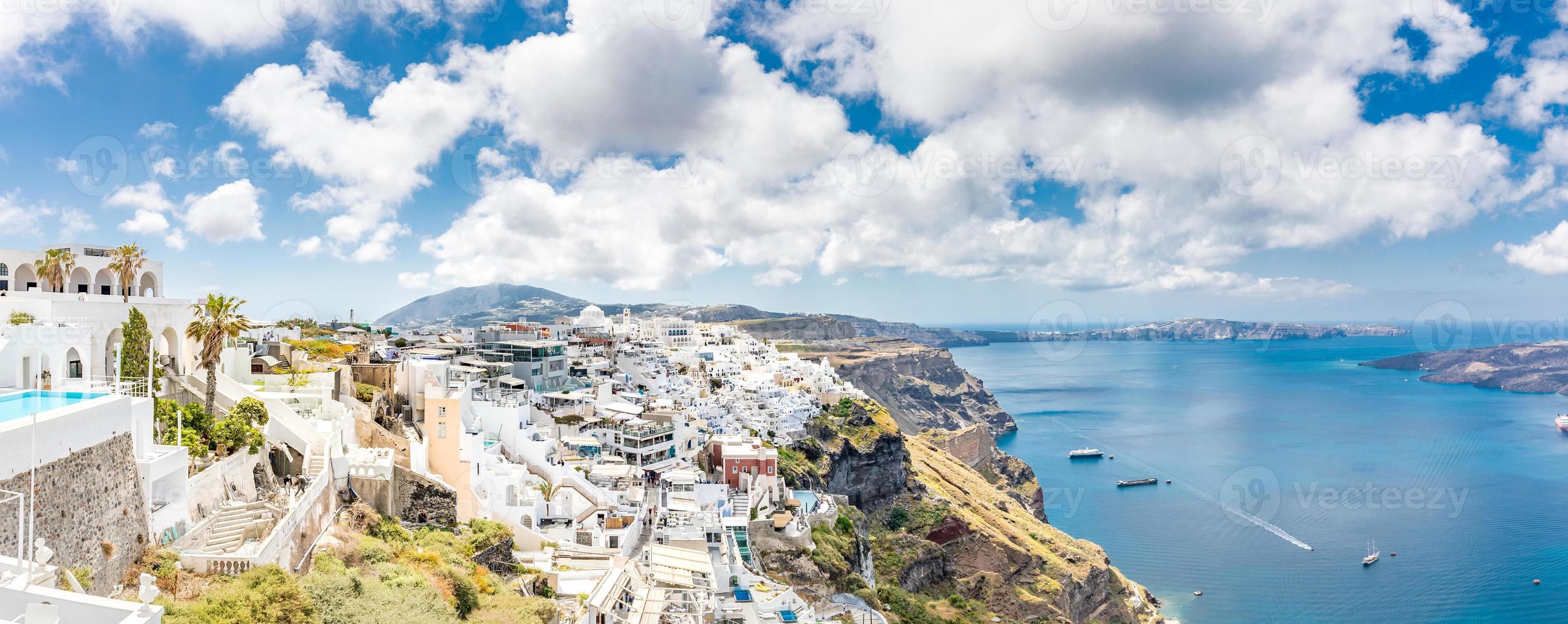 bianca architettura su santorini isola, Grecia. bellissimo estate paesaggio, mare Visualizza. Perfetto estate vacanza scenario, famoso viaggio destinazione modello. bellissimo sfondo, tranquillo vacanza Visualizza foto