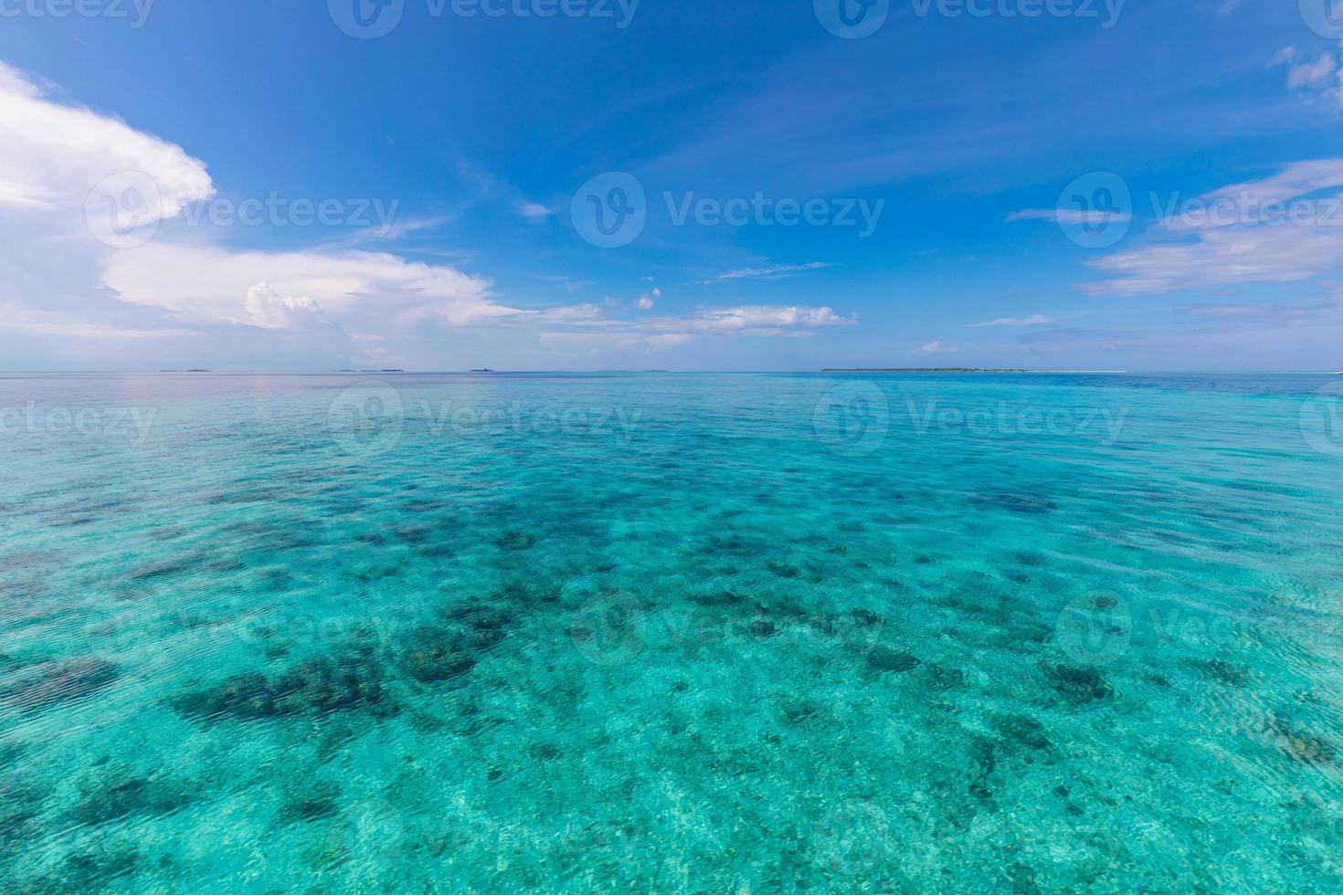 estate mare bellissimo di esotico tropicale spiaggia. Smeraldo verde di il mare e luminosa blu cielo con nuvole con luce del sole. estate paesaggio marino, turchese oceano acqua, idillio isola o spiaggia bandiera foto