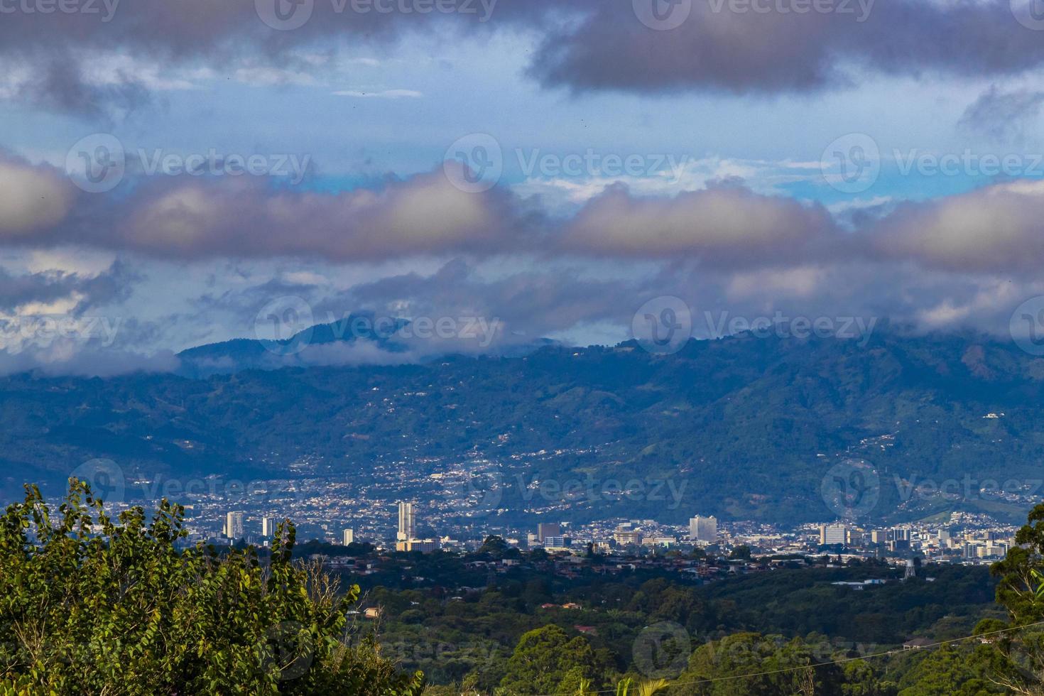 bellissimo montagna paesaggio città panorama foresta alberi natura costa rica. foto