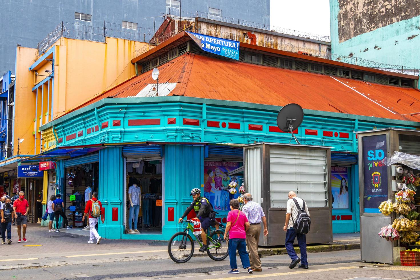 merced san jose costa rica 2021 colorato strada macchine I negozi edifici persone san jose costa rica. foto