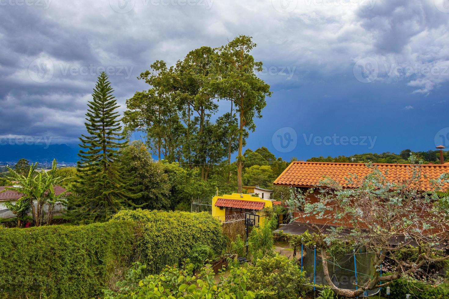 bellissimo montagna paesaggio città panorama foresta alberi natura costa rica. foto