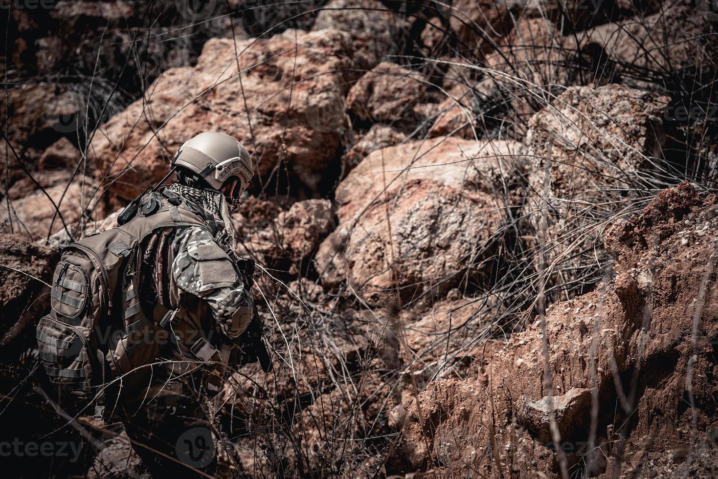 soldati di speciale forze su guerre a il deserto, thailandia popolo, esercito soldato uso il computer portatile per vedere carta geografica con satellitare, utilizzando Radio per comunicazione durante militare operazione foto