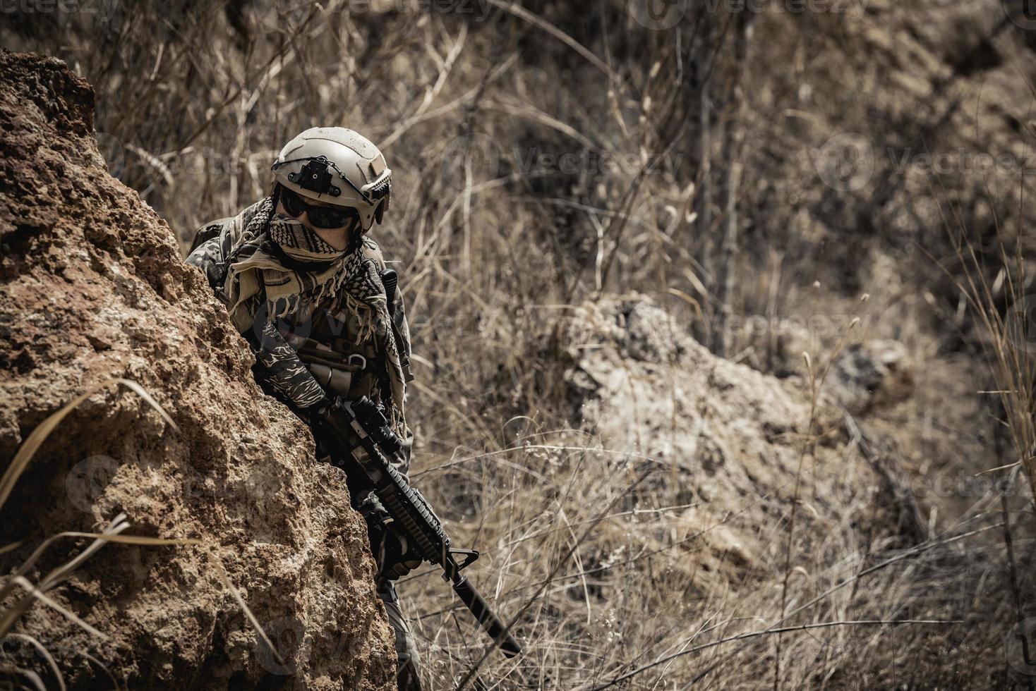 soldati di speciale forze su guerre a il deserto, thailandia popolo, esercito soldato uso il computer portatile per vedere carta geografica con satellitare, utilizzando Radio per comunicazione durante militare operazione foto