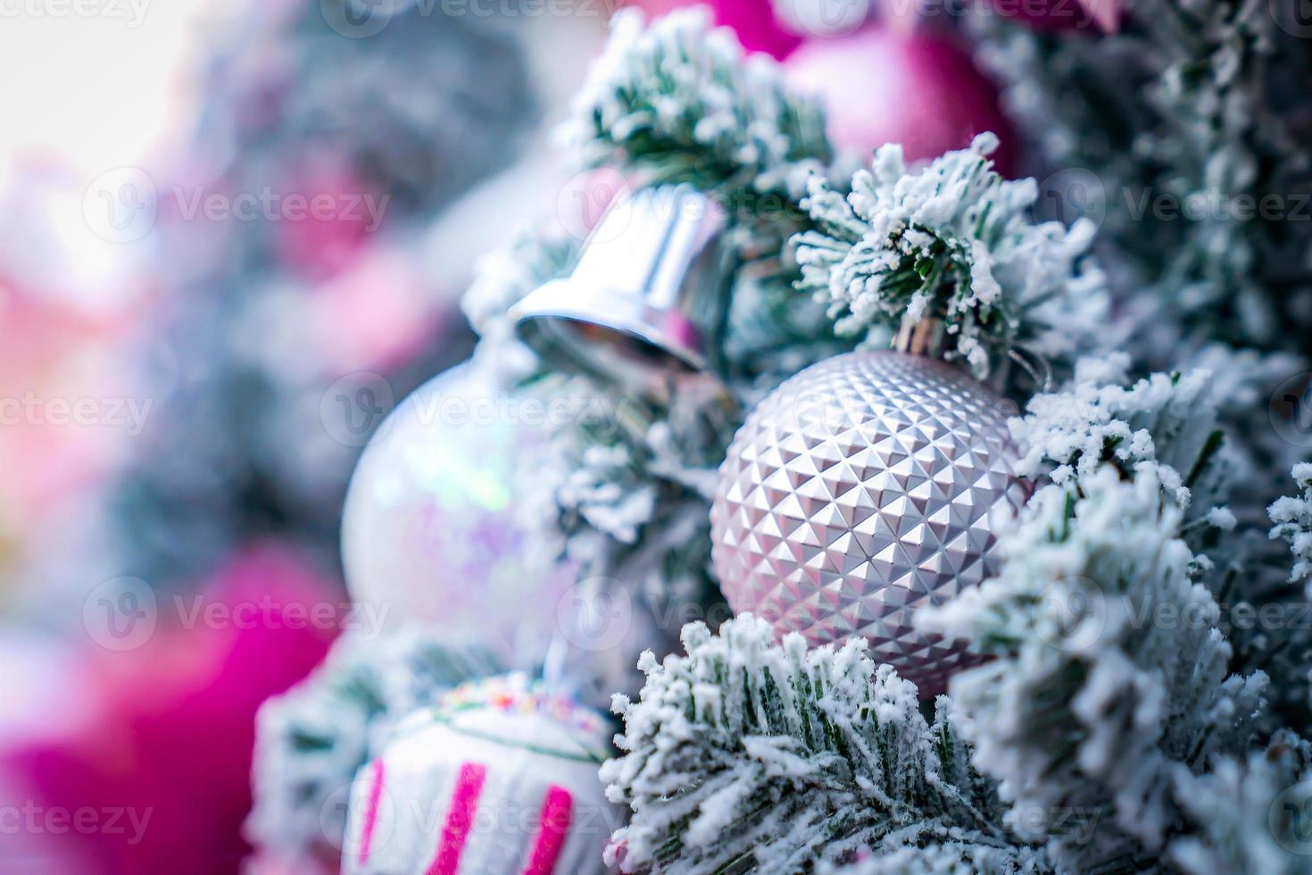 Natale albero con fiocco di neve è decorato con sfera, regali e regalo nel rosa tema per Natale e nuovo anno evento foto