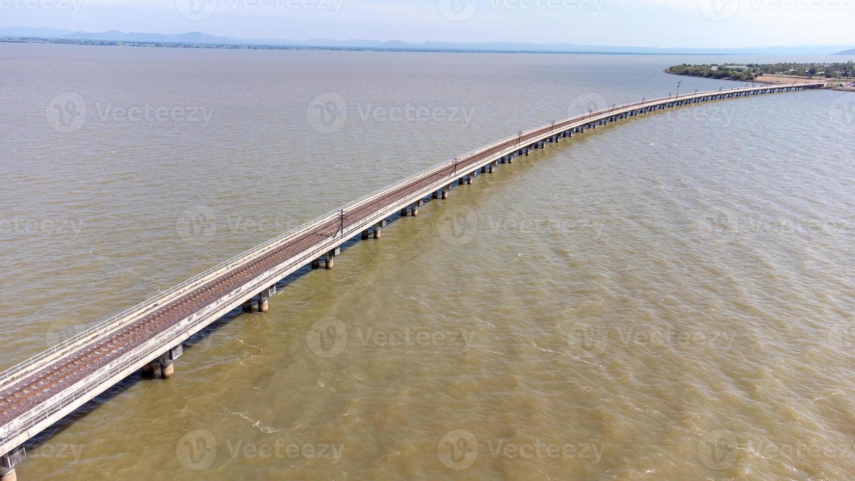 aereo Visualizza di un sorprendente viaggio treno parcheggiata su un' galleggiante ferrovia ponte al di sopra di il acqua di il lago nel papà sak jolasid diga con blu cielo a lopburi, Tailandia. foto