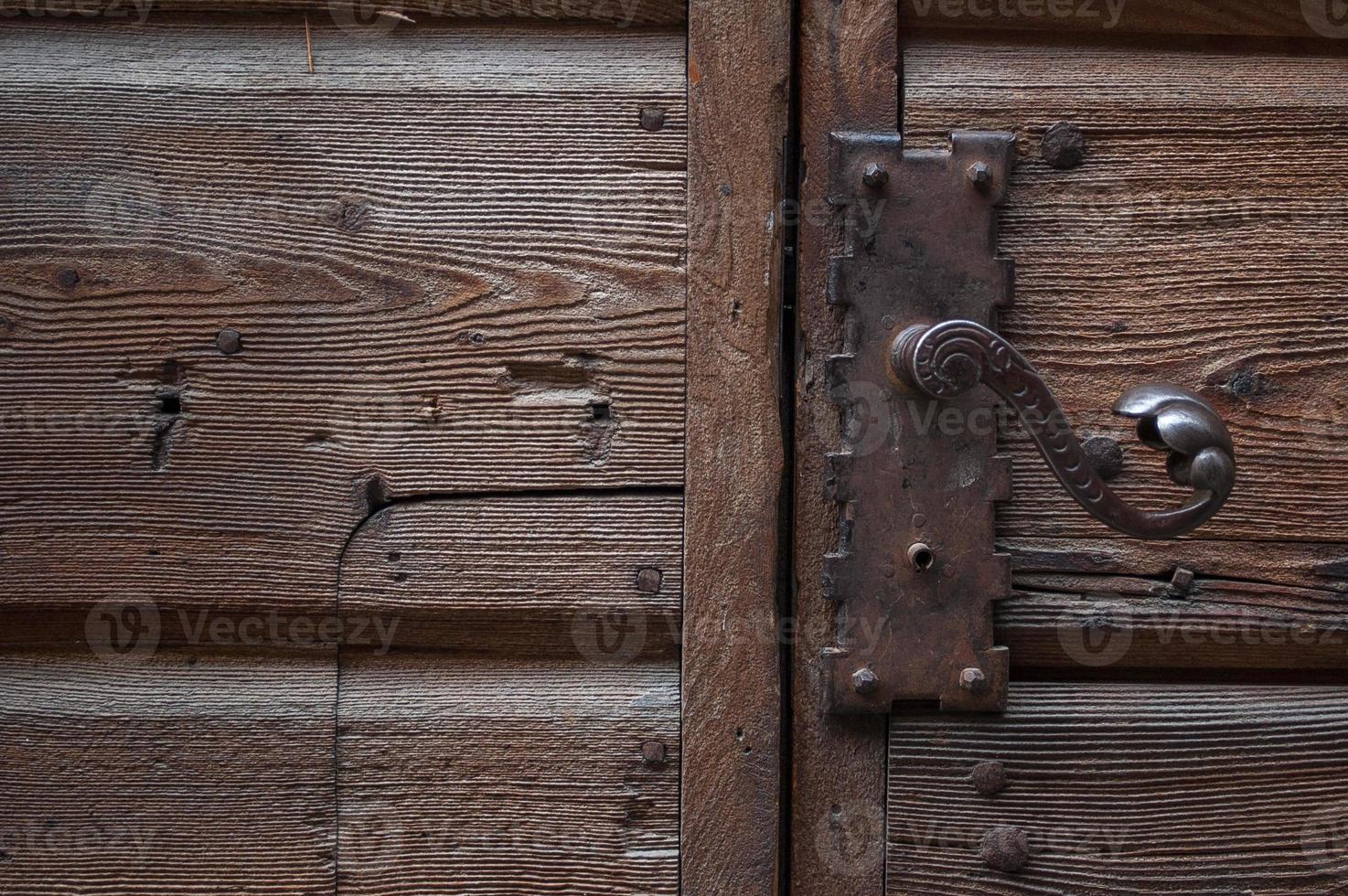 vecchio di legno porta fatto a mano foto