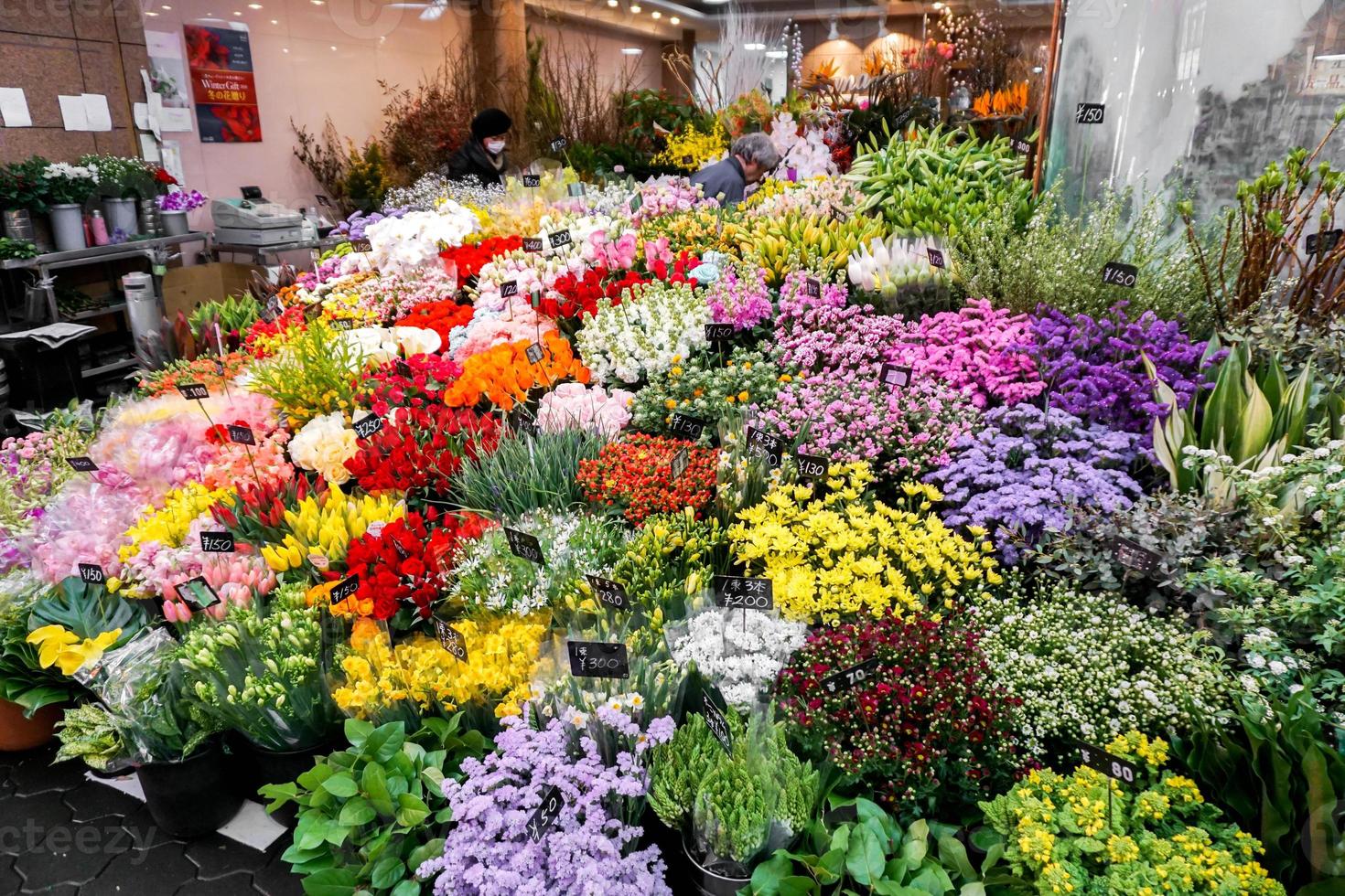 osaka, Giappone, 2019 - avvicinamento giapponese fiore negozio con molte di bellissimo e vario fiori a kuromon mercato. foto