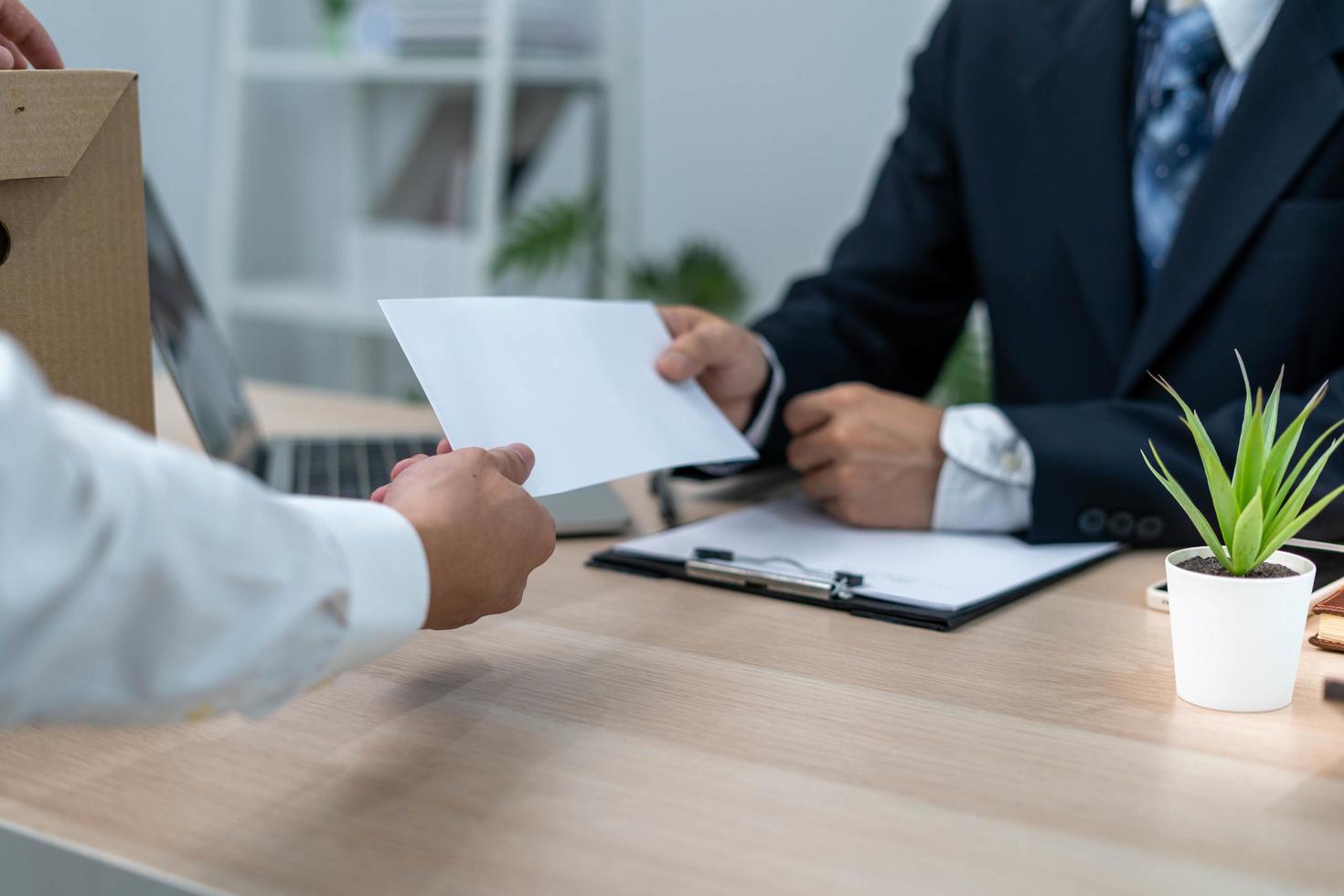 uomini d'affari Spedire dimissioni lettere per dirigenti o gestori. includere informazione di dimissioni e offerte di lavoro e lavoro i cambiamenti. foto