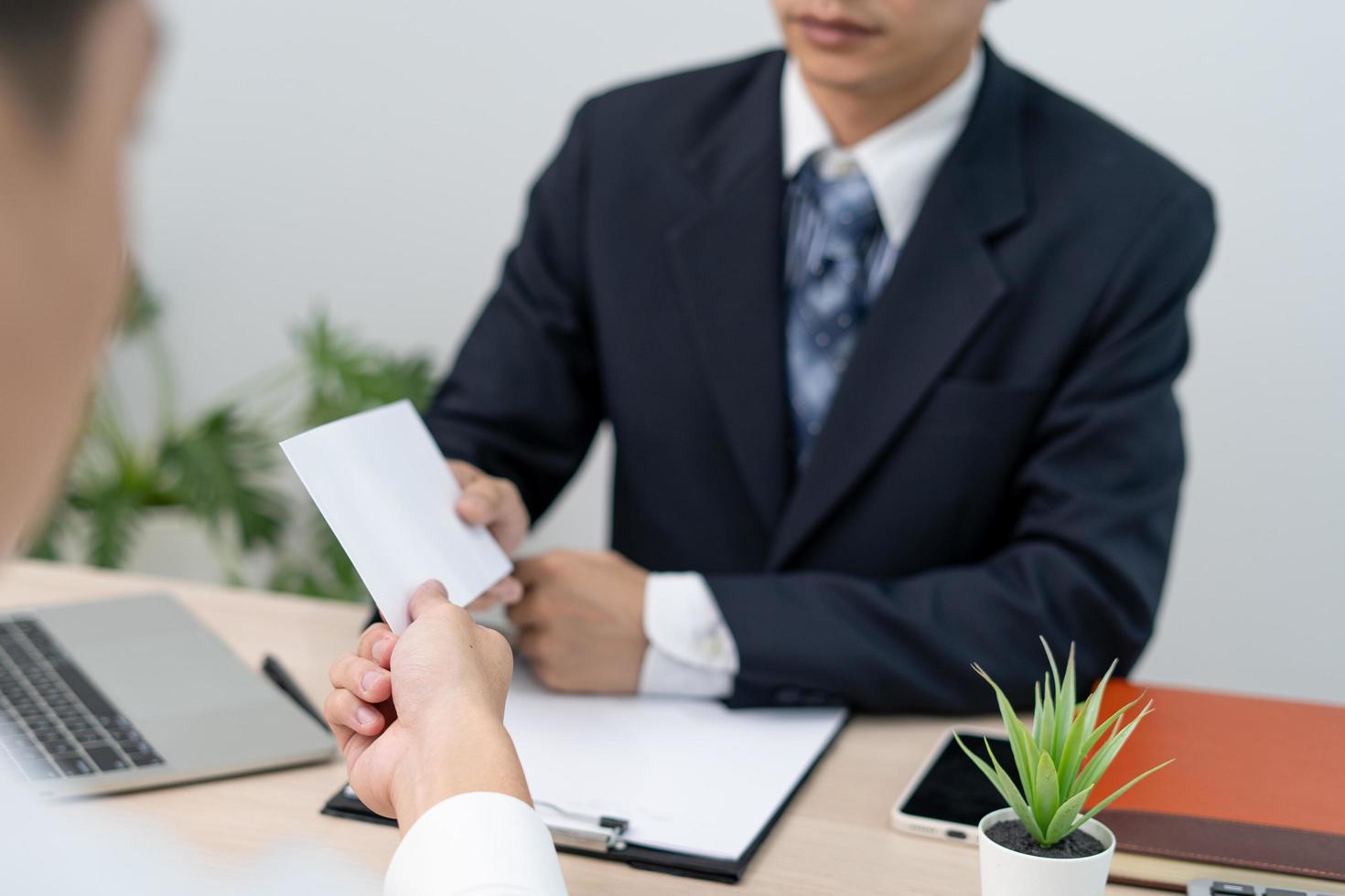 uomini d'affari Spedire dimissioni lettere per dirigenti o gestori. includere informazione di dimissioni e offerte di lavoro e lavoro i cambiamenti. foto