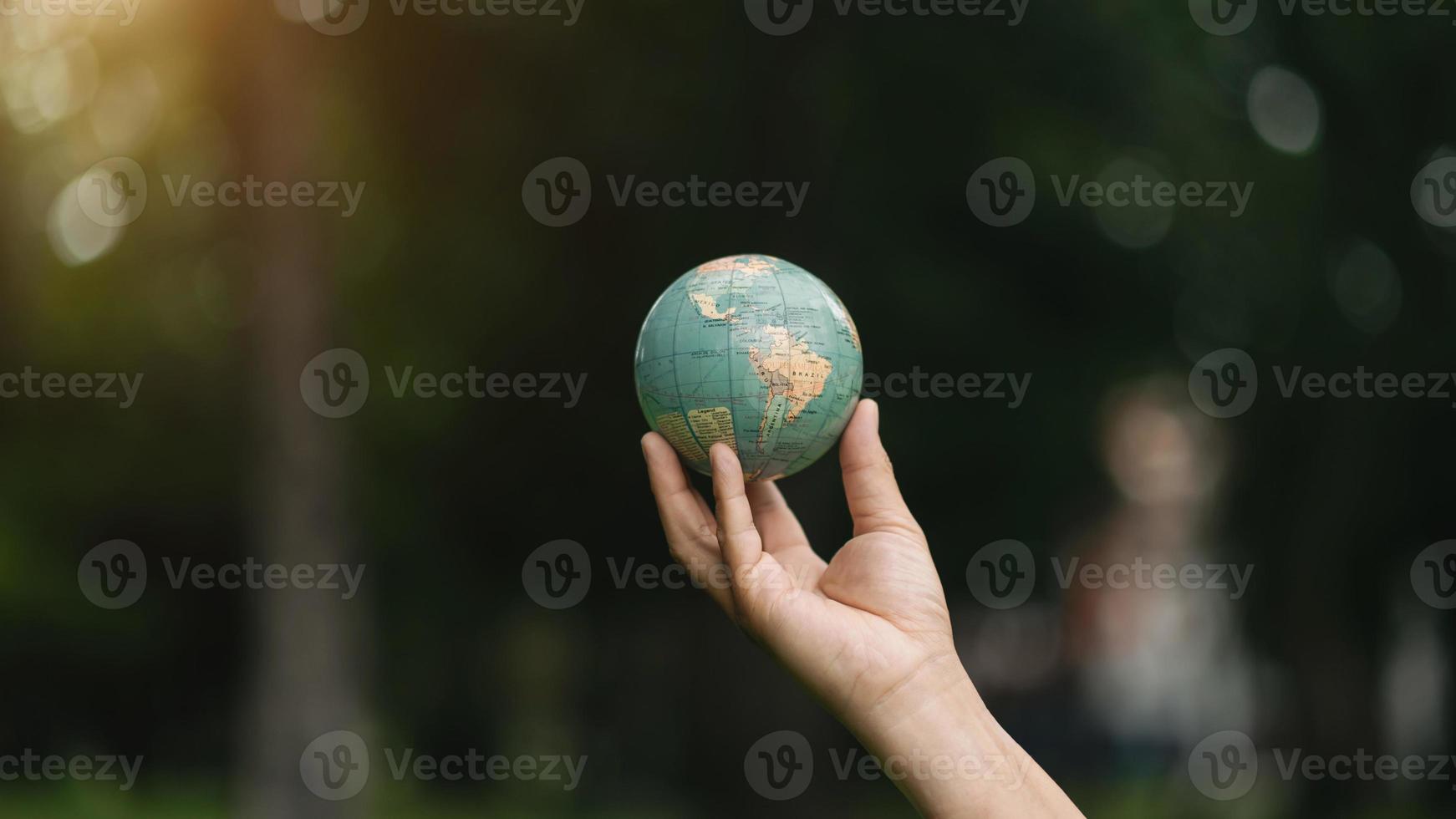 verde pianeta nel il tuo mano Salva terra. ambientale e energia Salvataggio concetto. nel sole leggero foto