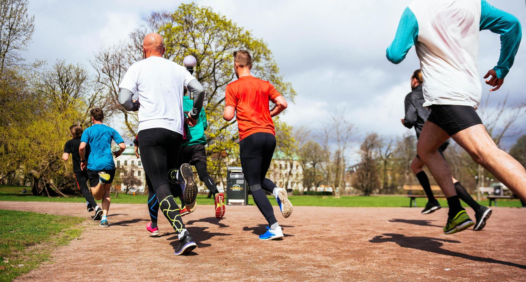 Göteborg, Svezia 03 05 2017 sconosciuto persone in esecuzione nel il parco. jogging concetto foto