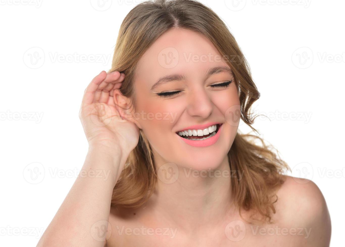 avvicinamento di donna detiene sua mano vicino orecchio e ascolta accuratamente foto