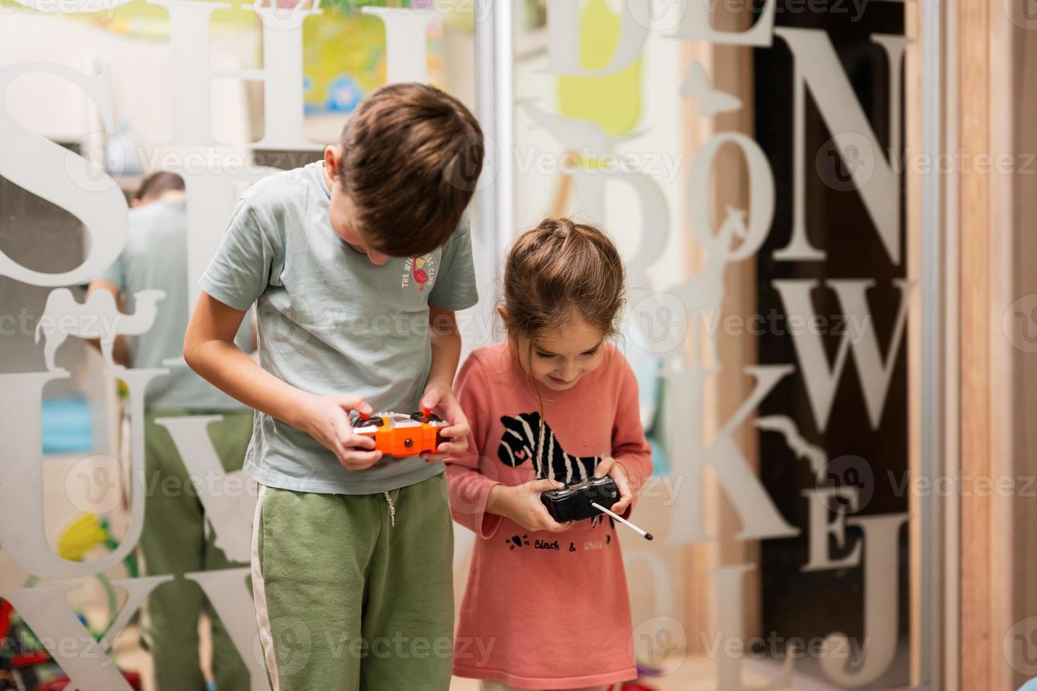 fratello con sorella giocare a distanza controllo nel figli di camera. foto