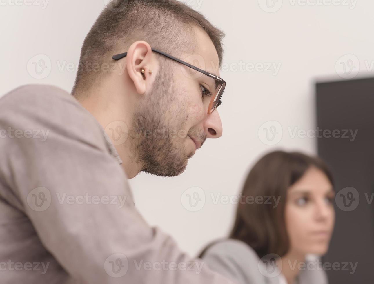 uomini d'affari che lavorano nella sala conferenze foto