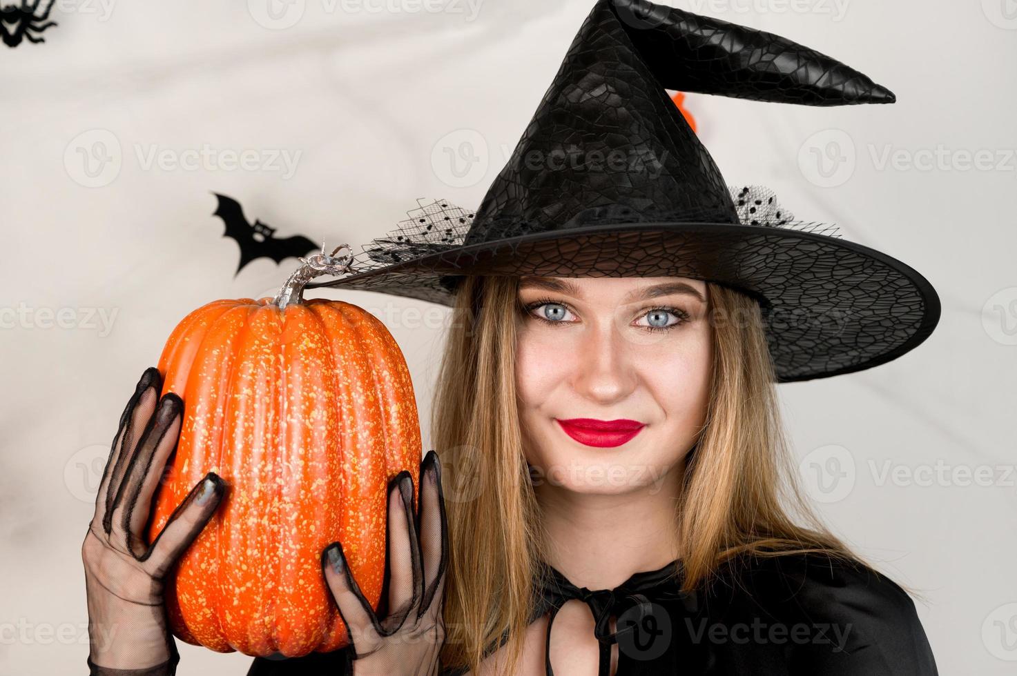 autunno vacanze bandiera con avvicinamento di carino strega Tenere zucca su bianca sfondo,. ottobre 31 concetto.halloween festa foto