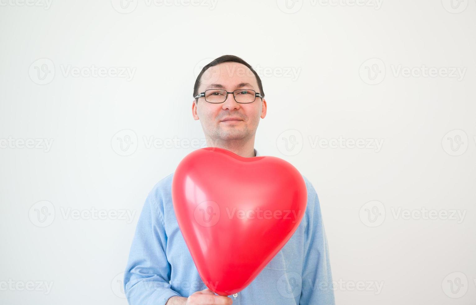 giovane uomo nel bicchieri hold amore Palloncino su bianca sfondo. san valentino giorno, anniversario, compleanno concetto foto