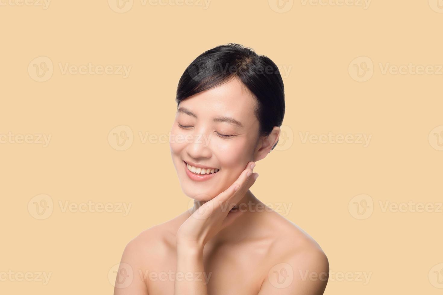 ritratto di bellissimo giovane asiatico donna pulito fresco spoglio pelle concetto. asiatico ragazza bellezza viso cura della pelle e Salute benessere, facciale trattamento, Perfetto pelle, naturale rendere su su bianca sfondo foto