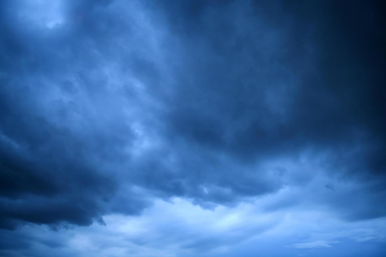 tempesta nuvole galleggiante nel un' piovoso giorno con naturale luce. Cloudscape scenario, nuvoloso tempo metereologico sopra blu cielo. bianca e grigio nuvole panoramico natura ambiente sfondo foto