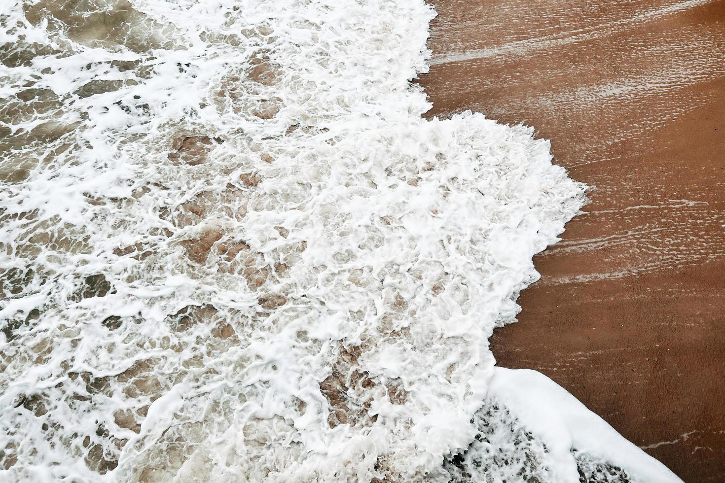 grande mare onde durante un' tempesta. tempesta a mare, tempesta avvertimento su il costa. foto