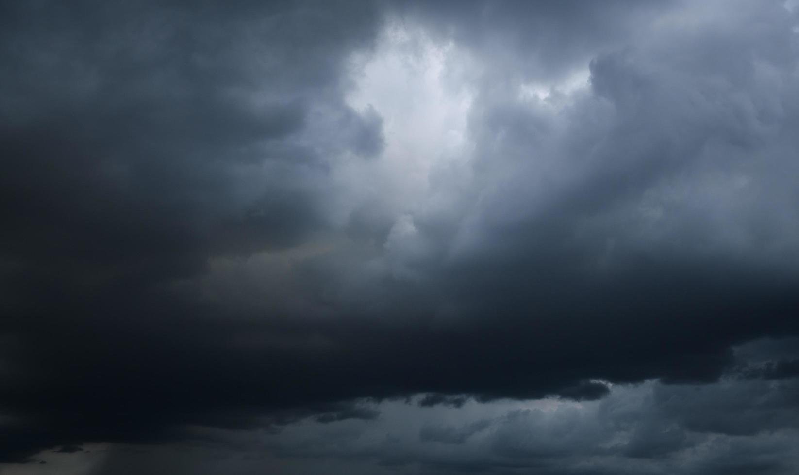 tempesta nuvole galleggiante nel un' piovoso giorno con naturale luce. Cloudscape scenario, nuvoloso tempo metereologico sopra blu cielo. bianca e grigio nuvole panoramico natura ambiente sfondo foto