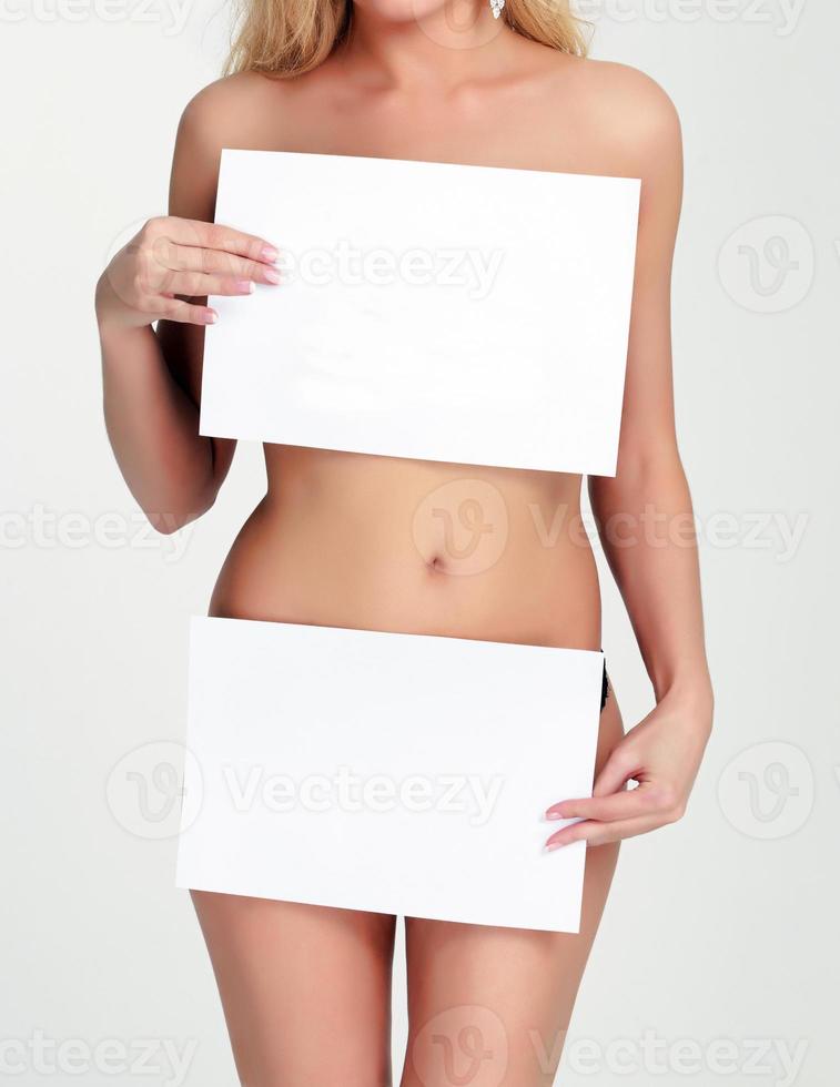 donna con il vuoto carta lenzuola foto