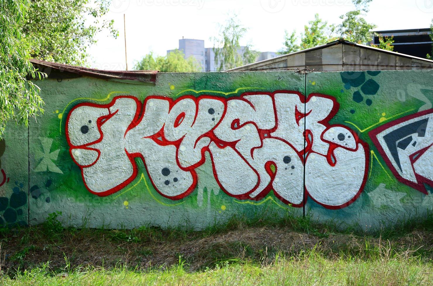 strada arte. astratto sfondo Immagine di un' pieno completato graffiti pittura nel cromo riempire, verde sfondo e rosso lineamenti foto