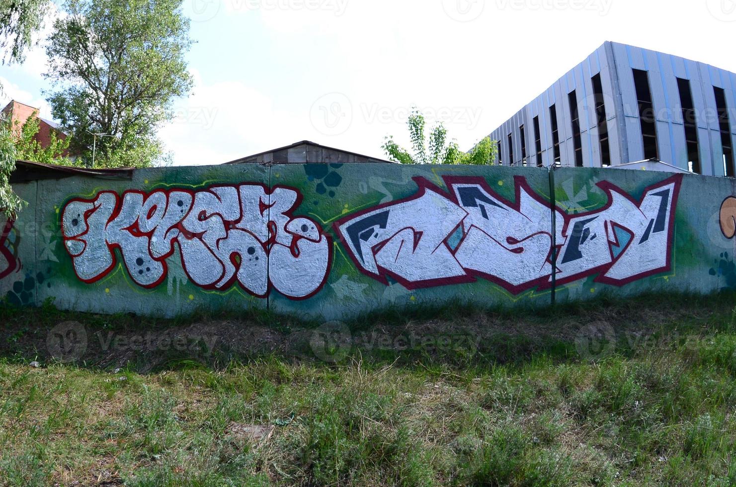 strada arte. astratto sfondo Immagine di un' pieno completato graffiti pittura nel cromo riempire, verde sfondo e rosso lineamenti. fisheye foto