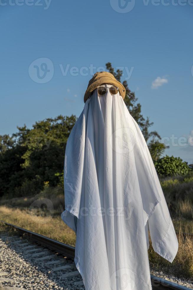 fantasma con scintillante cappello, fantasma con foglio e occhiali da sole con Halloween tema, Messico foto