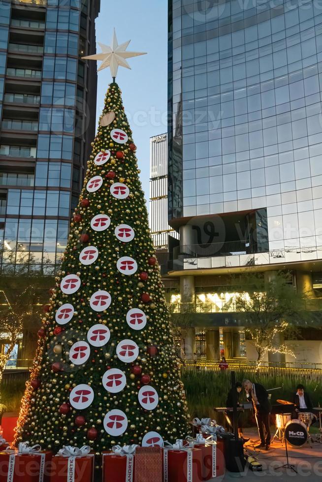 Natale albero illuminato nel il sfondo edifici, Messico Guadalajara foto