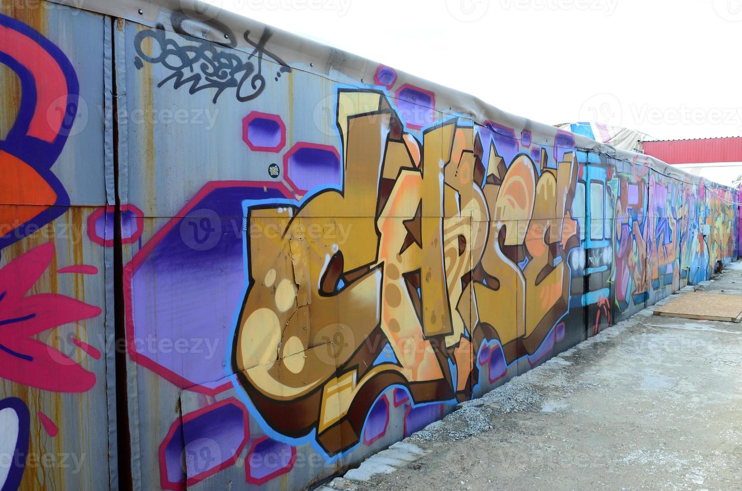 strada arte. astratto sfondo Immagine di un' pieno completato graffiti pittura nel beige e arancia toni con il metropolitana treno foto