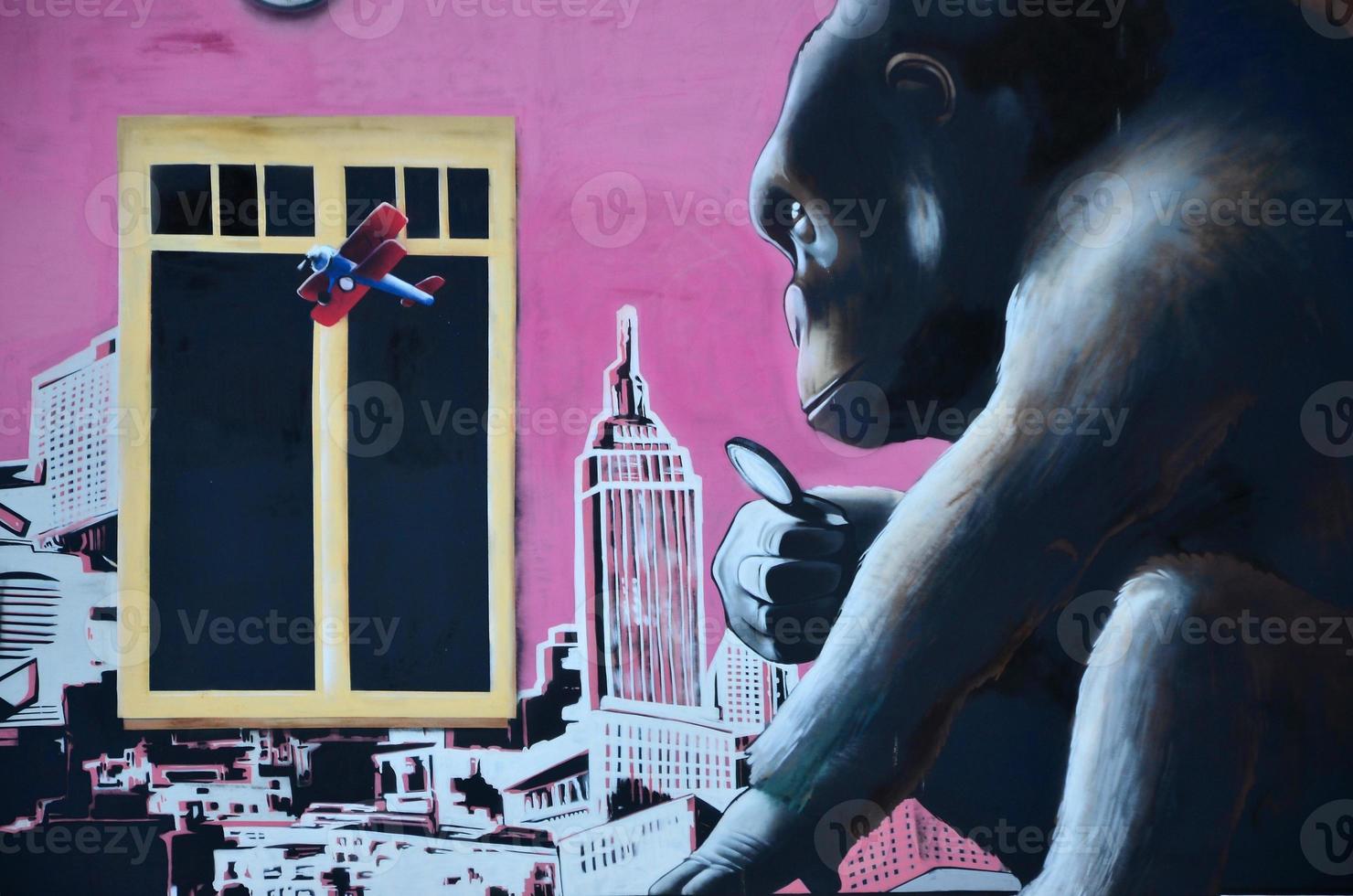 dettagliato Immagine di colore graffiti disegno. sfondo strada arte sfondo con un' dipinto scimmia, guardare a il città attraverso un' ingrandimento bicchiere foto