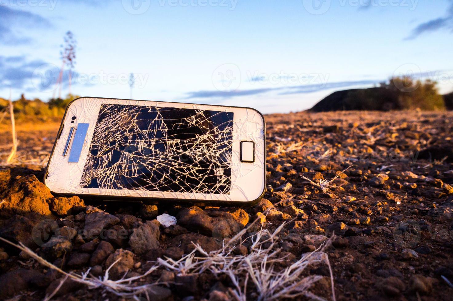 rotto Telefono su lui terra foto