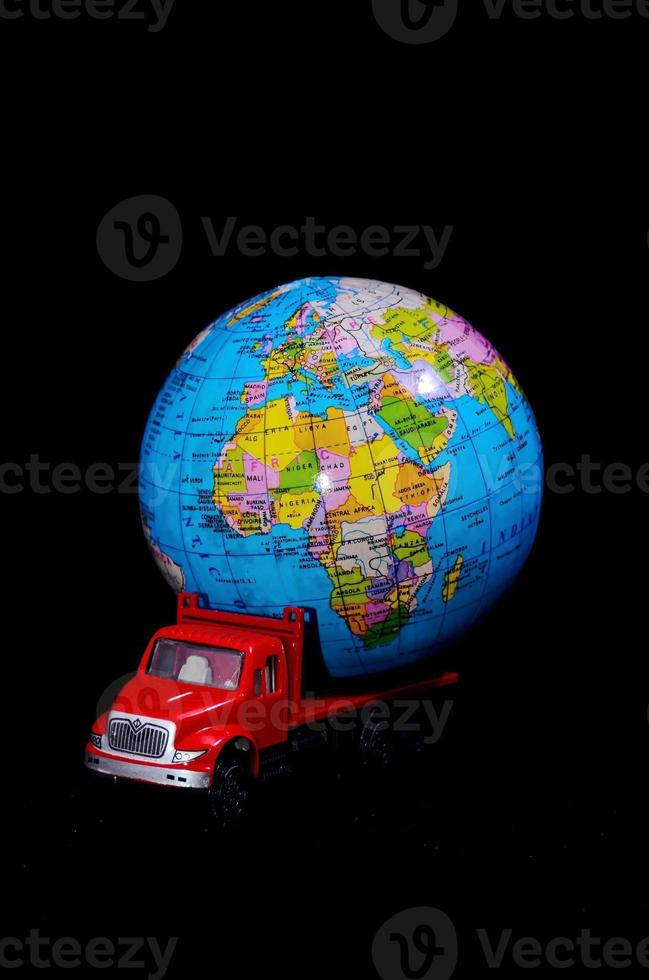 rosso giocattolo camion trasporto un' globo foto