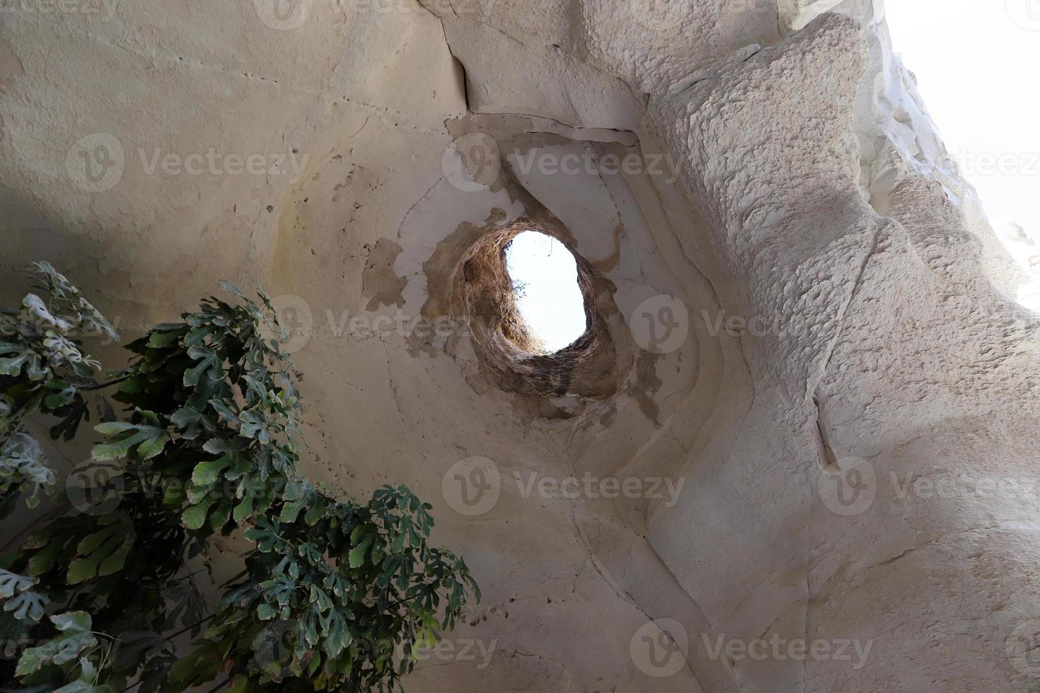 grotta nel il gesso scogliere nel meridionale Israele. foto