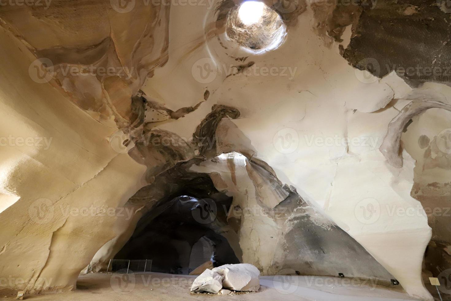 grotta nel il gesso scogliere nel meridionale Israele. foto