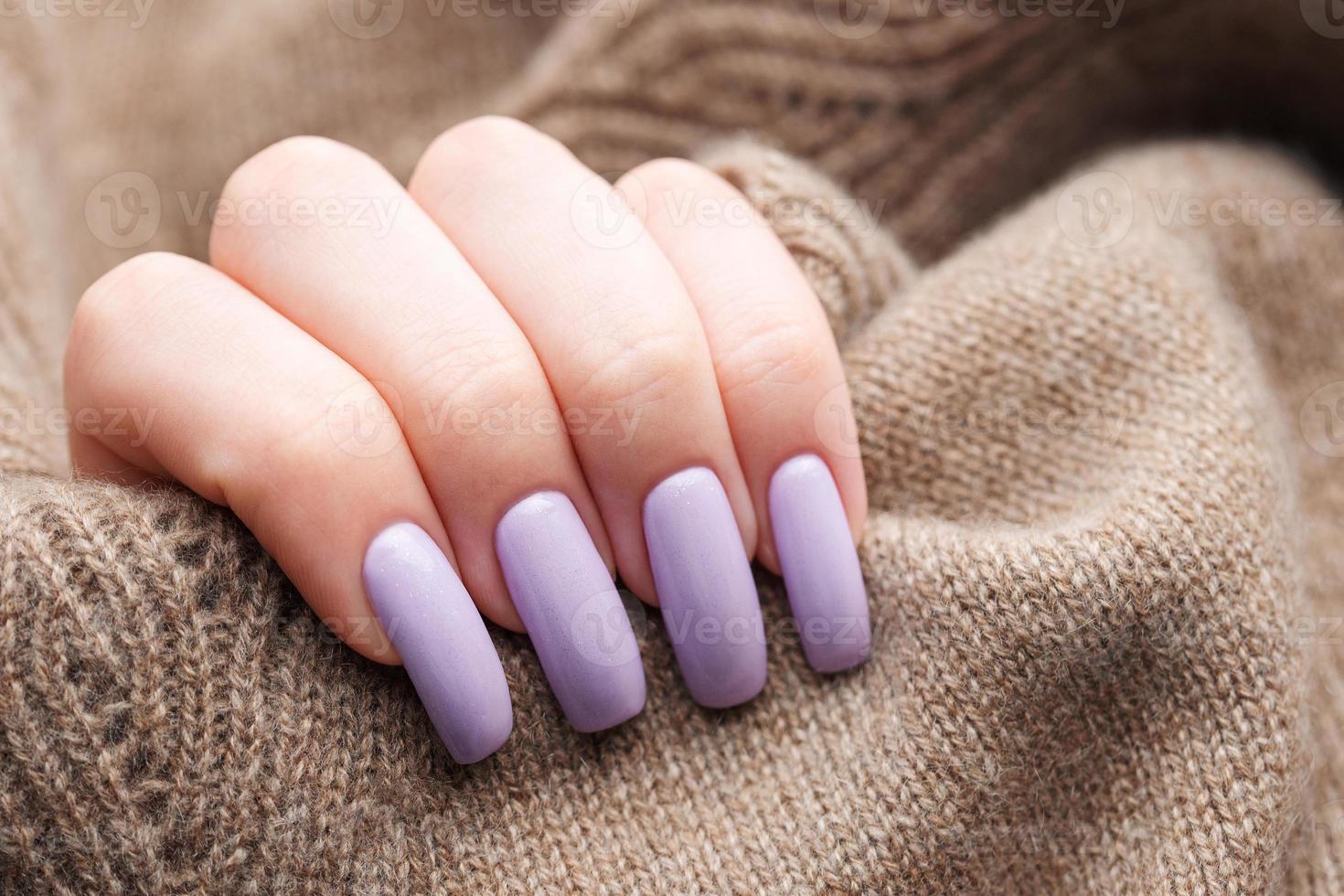 ragazze mani con un' morbido viola manicure. foto