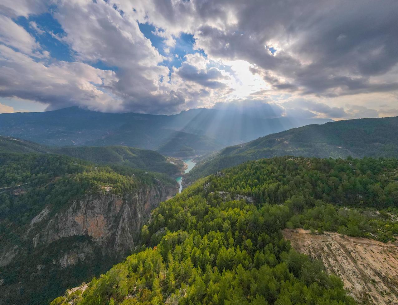 Perfetto filtraggio di il di sole raggi attraverso il nuvole foto