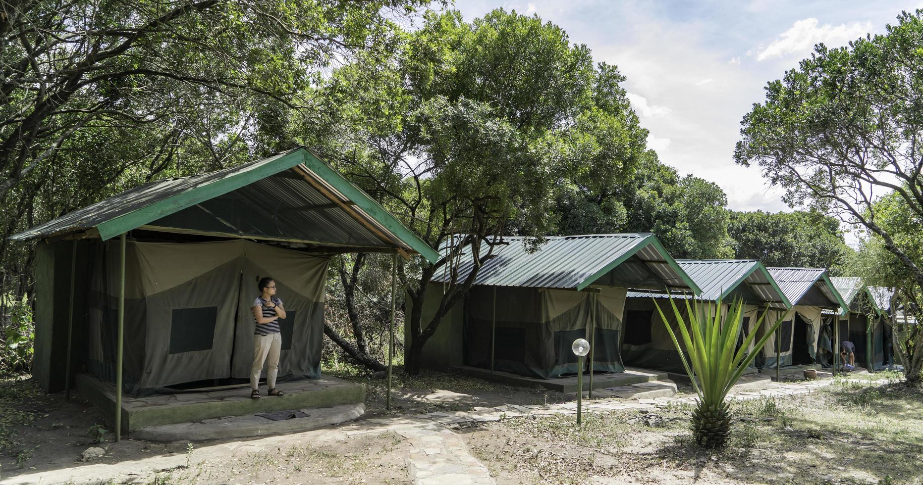 dicembre 30 2017. masai mara nazionale parco, kenya. un' giovane donna sta nel davanti di sua affittato cabina nel masai mara nazionale parco. foto