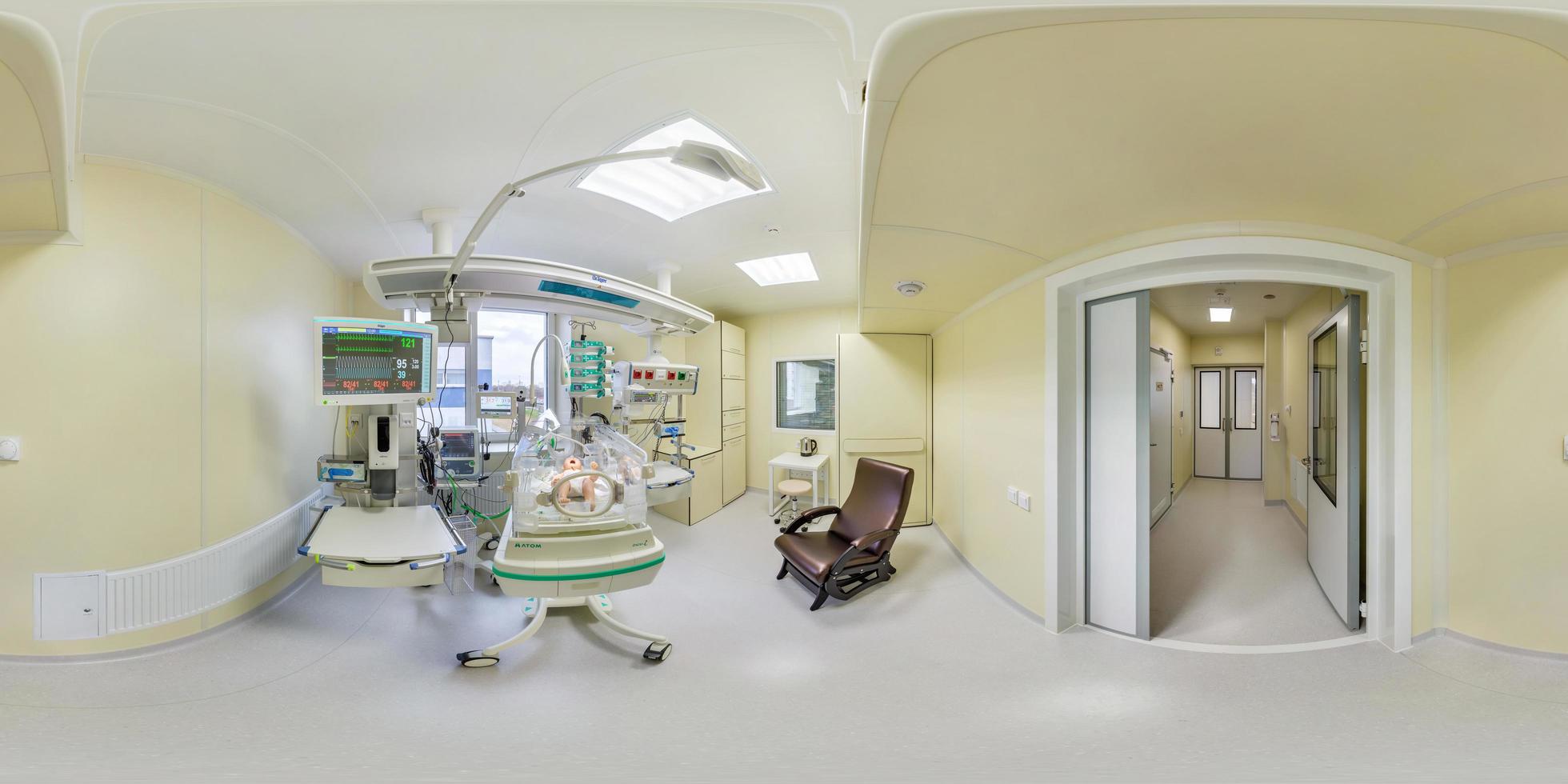 pieno hdri 360 panorama vicino infantile incubatrice scatola nel maternità reparto di medico centro ospedale con moderno attrezzatura nel odontoiatria clinica nel equirettangolare proiezione foto