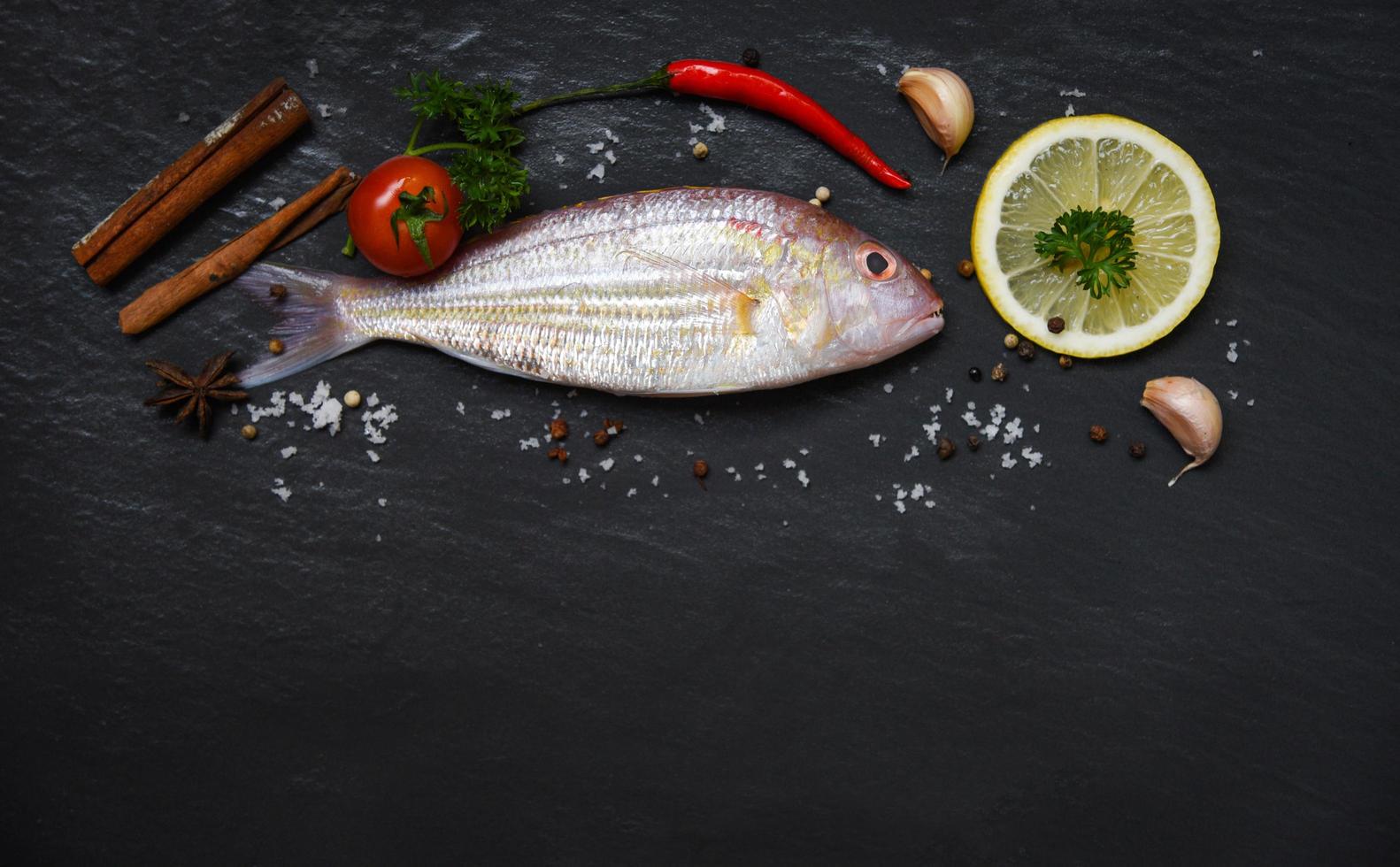 frutti di mare pesce piatto oceano buongustaio cena fresco crudo pesce con erbe aromatiche e spezie foto