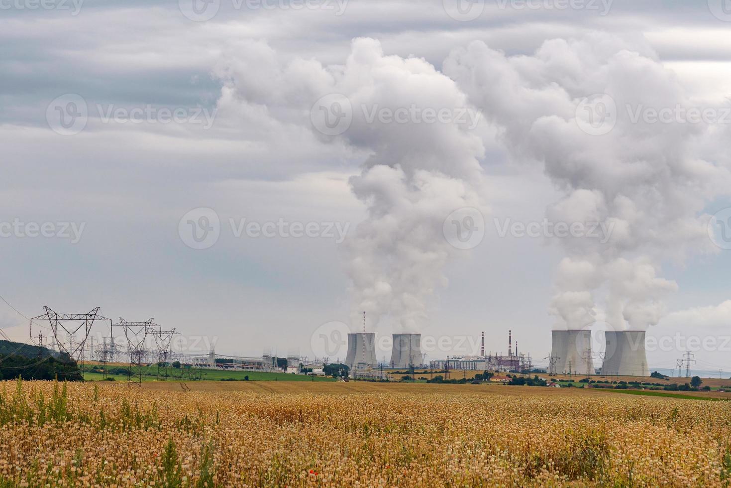 raffreddamento torri di un' nucleare energia pianta. nucleare energia stazione dukovany. vysocina regione, ceco repubblica, Europa. foto