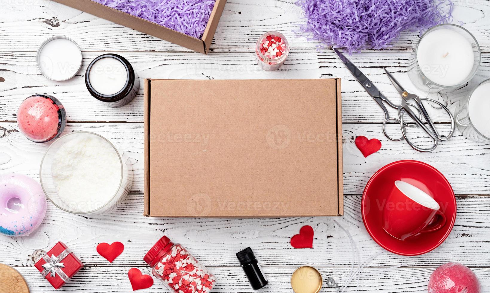 di stagione regalo scatola modello per San Valentino giorno con candela, rosso tazza e cuore forma dolci foto