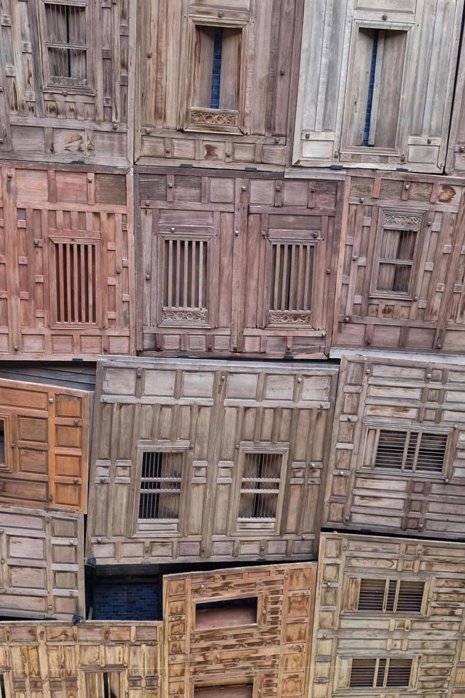 vecchio di legno finestre nascosto nel tradizionale struttura e sfondo. foto