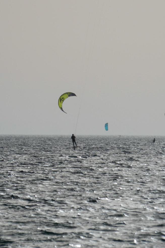 windsurf, kitesurf, acqua e vento gli sport motorizzato di vele o aquiloni foto