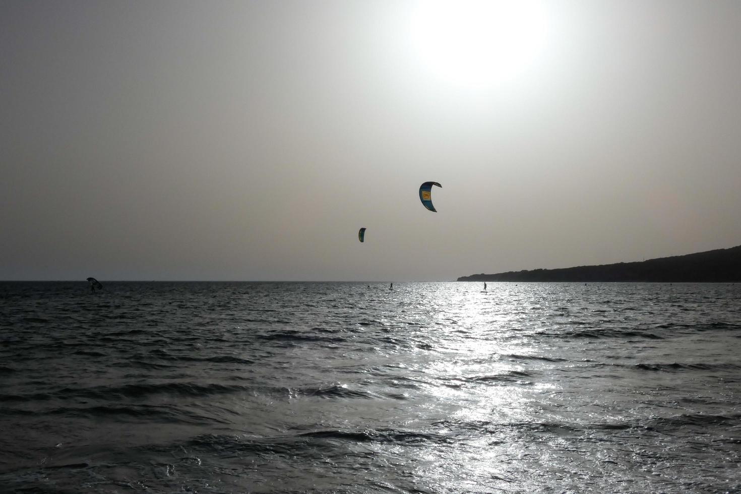 windsurf, kitesurf, acqua e vento gli sport motorizzato di vele o aquiloni foto