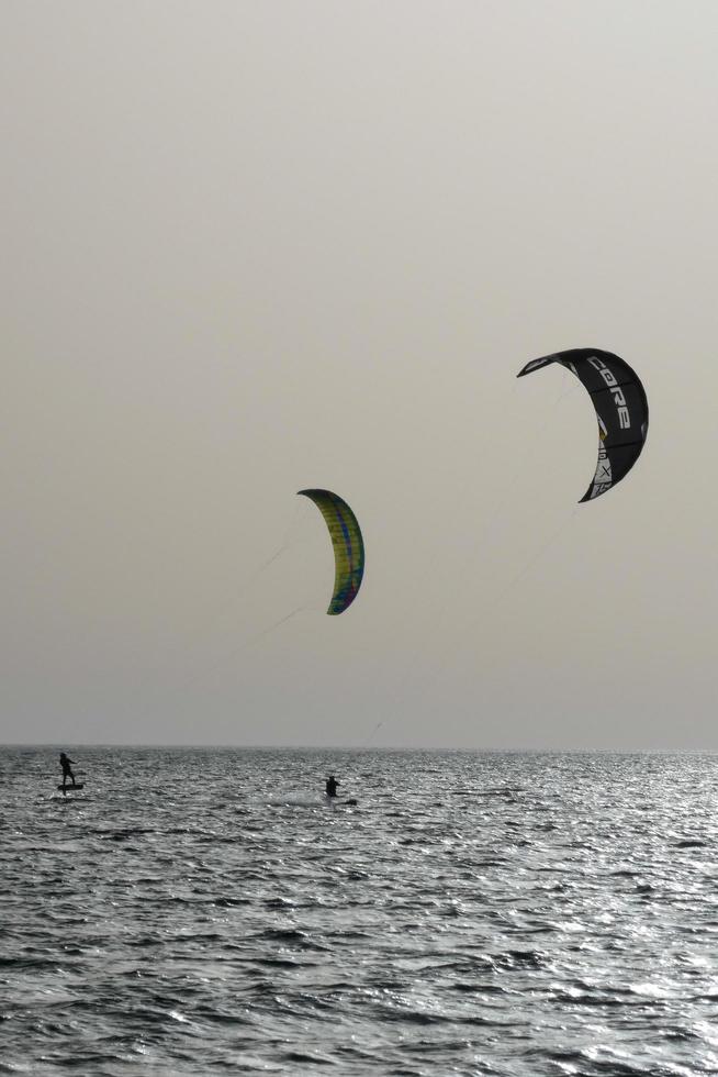 windsurf, kitesurf, acqua e vento gli sport motorizzato di vele o aquiloni foto