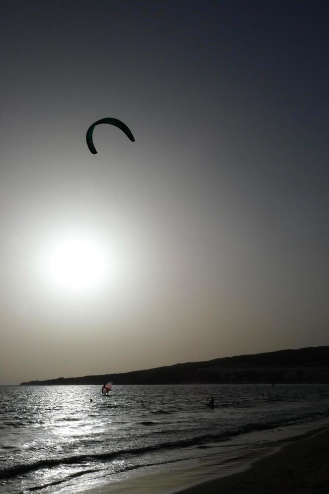 windsurf, kitesurf, acqua e vento gli sport motorizzato di vele o aquiloni foto