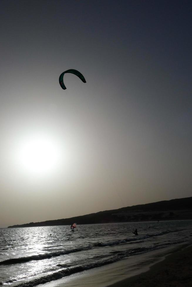 windsurf, kitesurf, acqua e vento gli sport motorizzato di vele o aquiloni foto